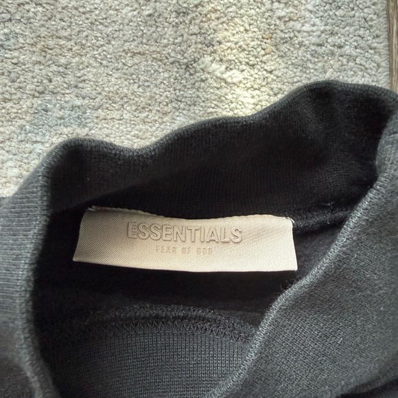Essentials Fear of God Black Crewneck Sweatshirt - Picture 3 of 3